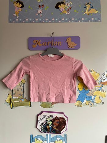 Tee shirt rose à manches longues, taille 12 mois.