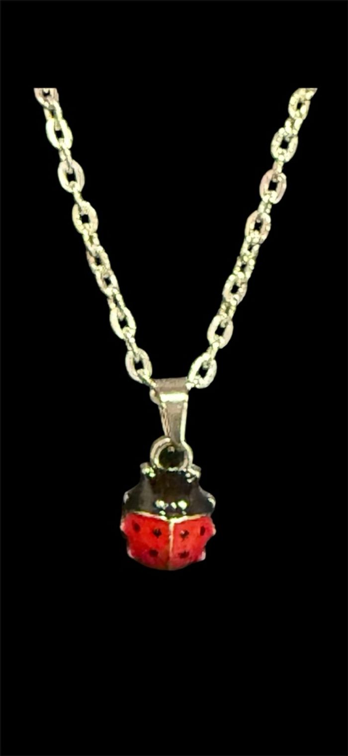 Collier avec pendentif coccinelle