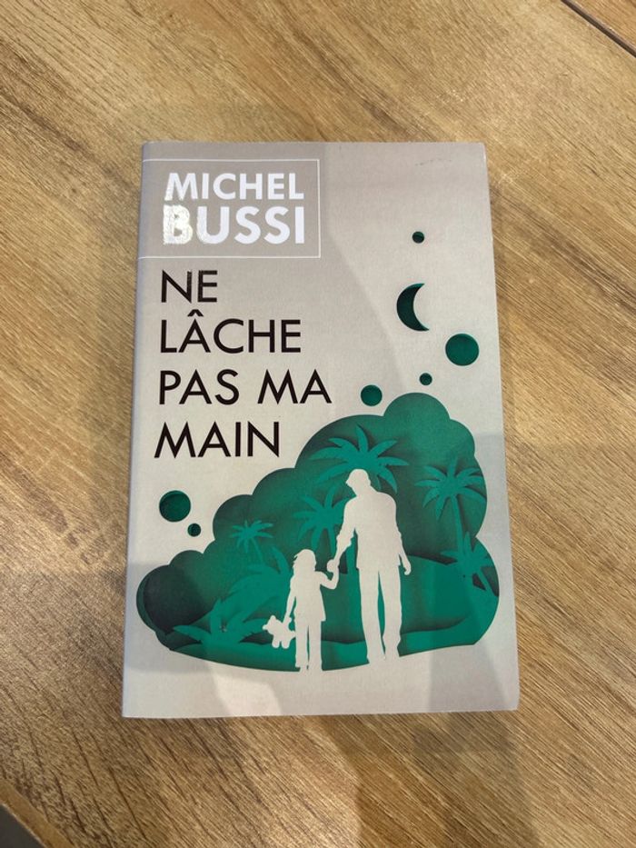Livre « ne lâche pas ma main » Michel Bussi