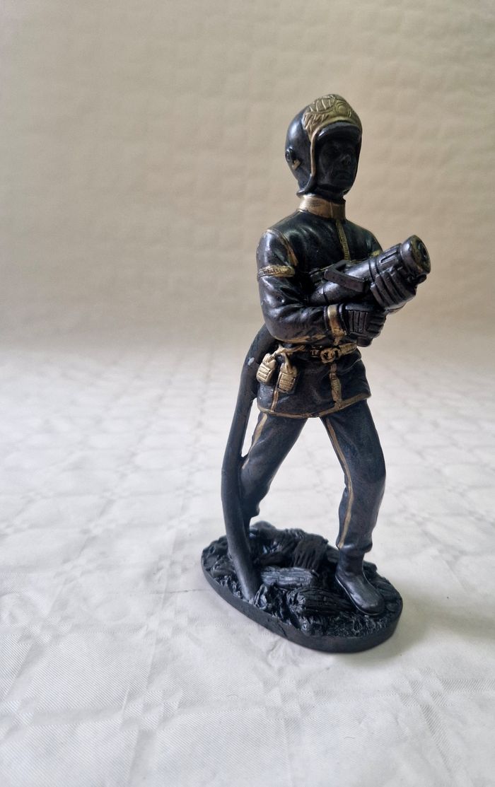 Figurine / statue pompier avec sa lance - photo numéro 2