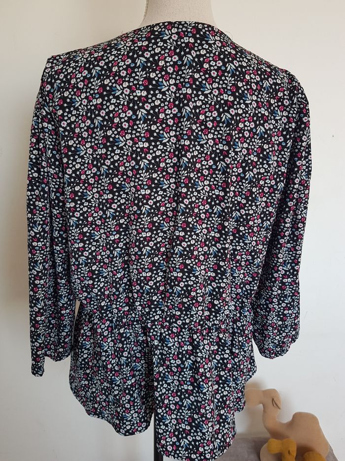 Blouse noire à fleurs multicolores façon cache cœur. Kiabi. T44, 50cm aux aisselles, cm de haut. - photo numéro 3