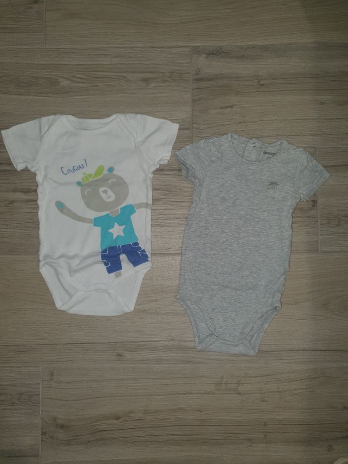 Lot 2 bodies manches courtes 18mois et 1 body manches longues 18mois