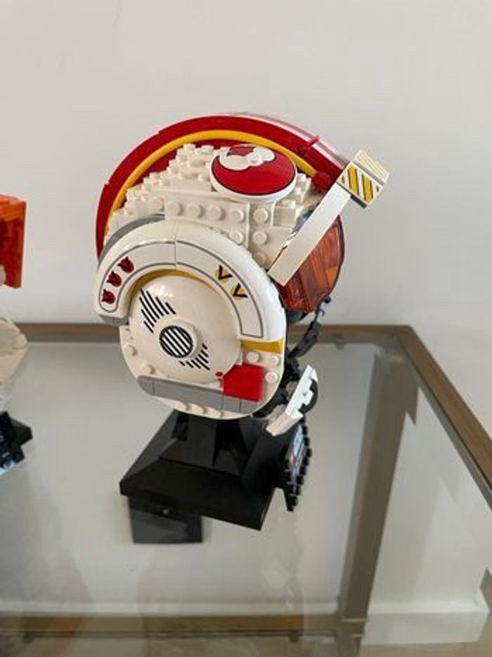 Lego Star Wars 75327 Le casque Red Five de Luke Skywalker - photo numéro 4