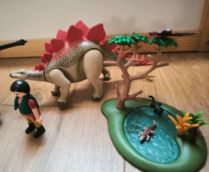 Playmobil dinosaure Explorateur avec véhicule et stégosaure 9432