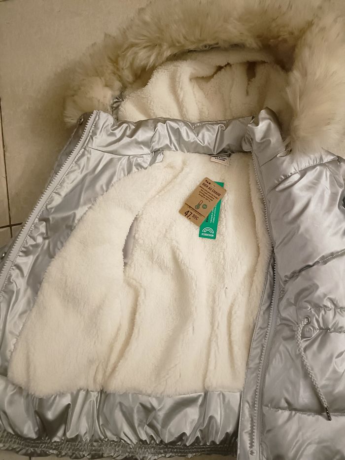 Doudoune hiver tao argentée neuve 6 ans - photo numéro 2
