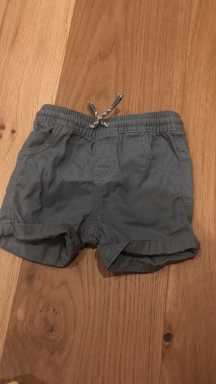 3 shorts 9mois - photo numéro 2