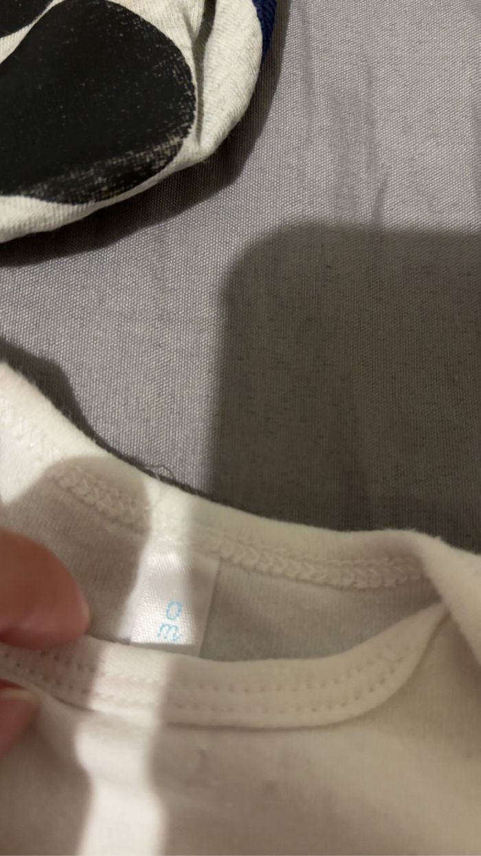 Ensemble naissance garçon + bavoir Disney + chausson neuf - photo numéro 3