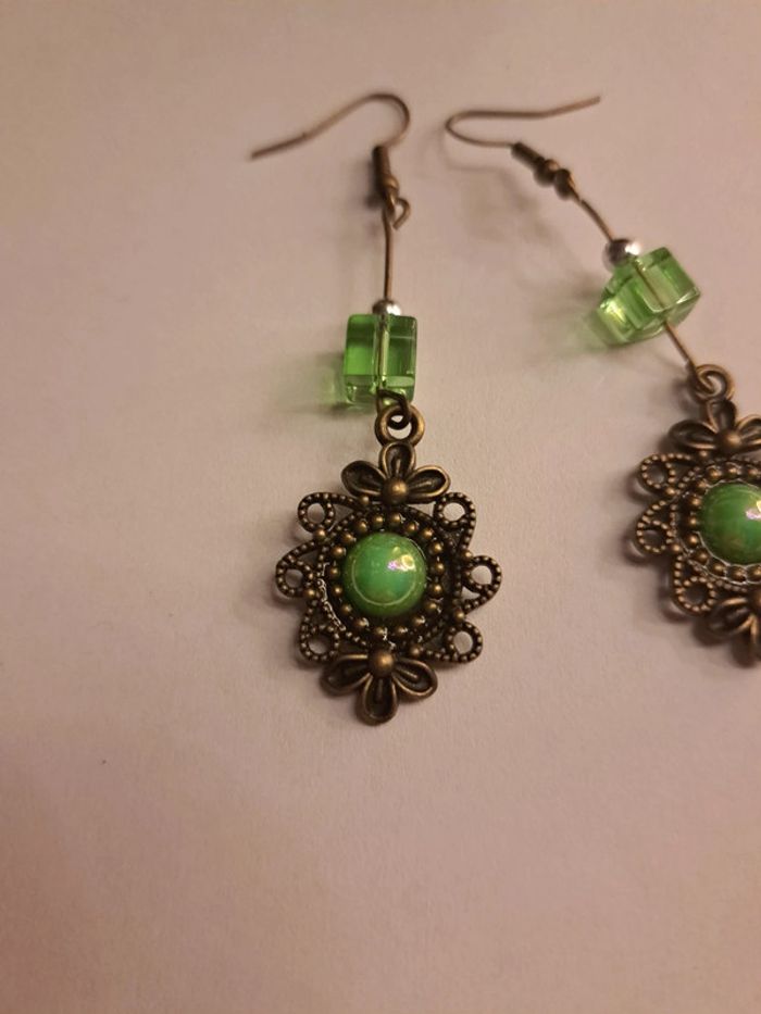 Boucles d'oreilles pendante bronze et verte - photo numéro 4