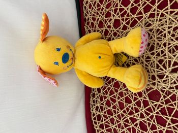 Peluche Chien CASINO jaune rayures orange rose petits pois rouge