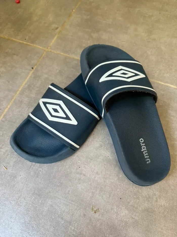 Claquettes bleue Umbro pointure 33 - photo numéro 3