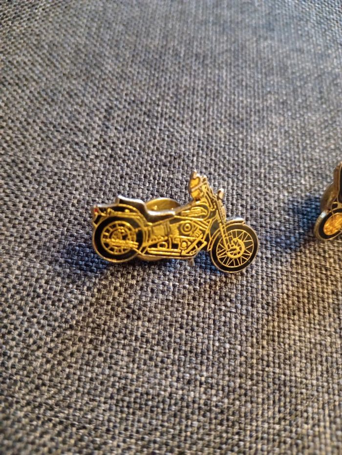 Lot de 2 pin's moto - photo numéro 2