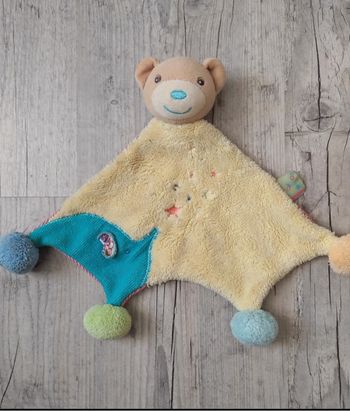 Doudou plat Ours bliss jaune rayé pompons KALOO