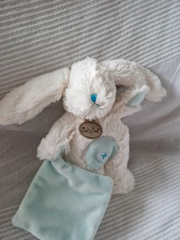 Peluche Lapin bleu avec mouchoir Babynat
