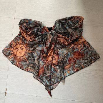 bustier multicolore aux motifs solaires et psychédéliques.