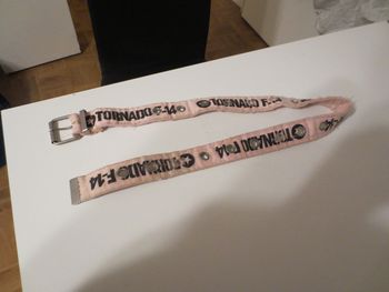 ceinture rose avec ecriture