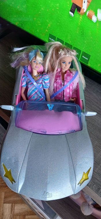 Voiture et barbies extra