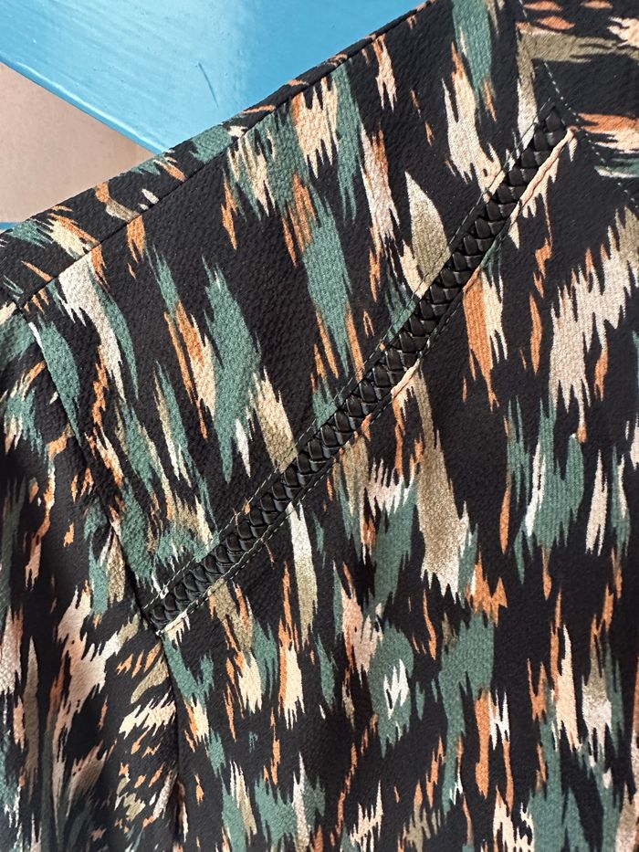 blouse / haut manches longues ONLY imprimé sauvage taille 34 NEUF - photo numéro 2