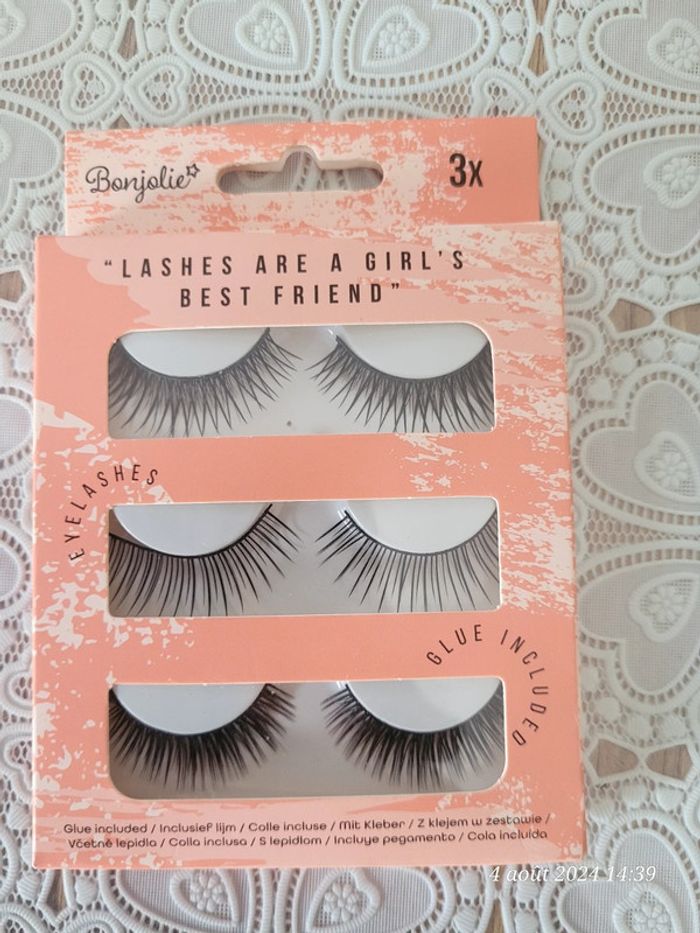 Lot Accessoires cheveux et faux cils - photo numéro 4