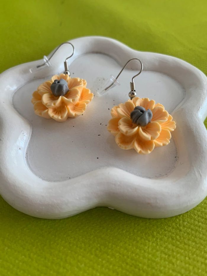Boucles d’oreilles fleur jaune en résine - photo numéro 5