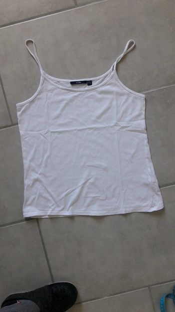 Debardeur blanc fines bretelles blanc kiabi M tres bon Etat