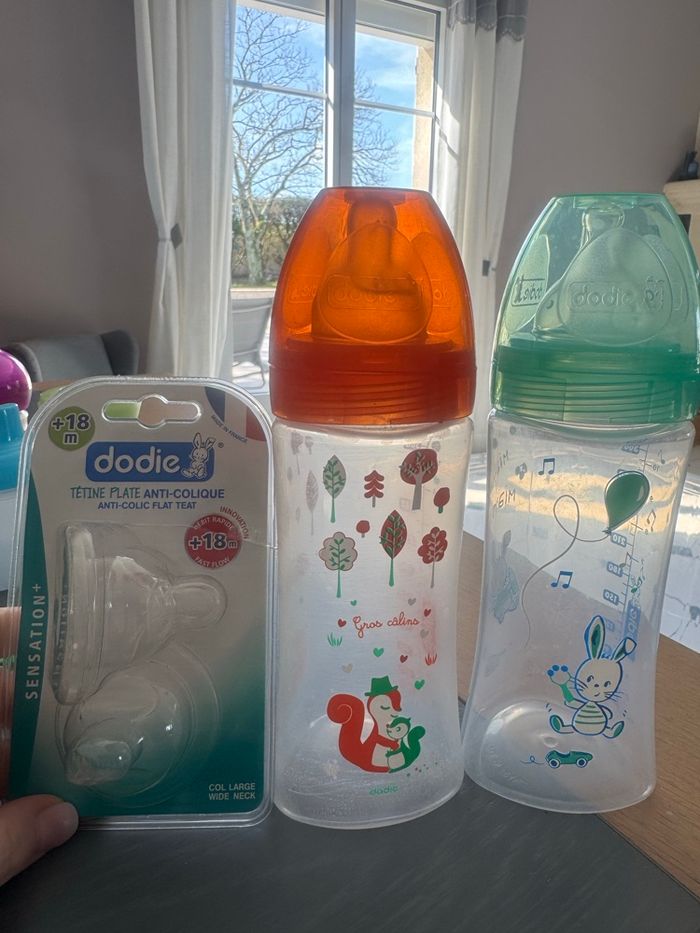 2 biberons Dodie avec 2 tétines neuves +18 mois