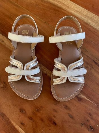 Sandales en cuir blanc et or taille 29