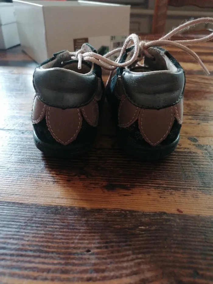Chaussures à lacets pointure 21 - photo numéro 2