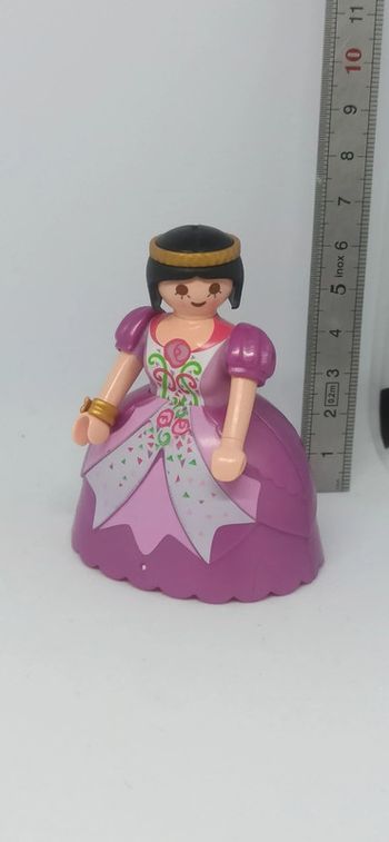 Femme princesse avec bracelet doré et robe violette playmobil