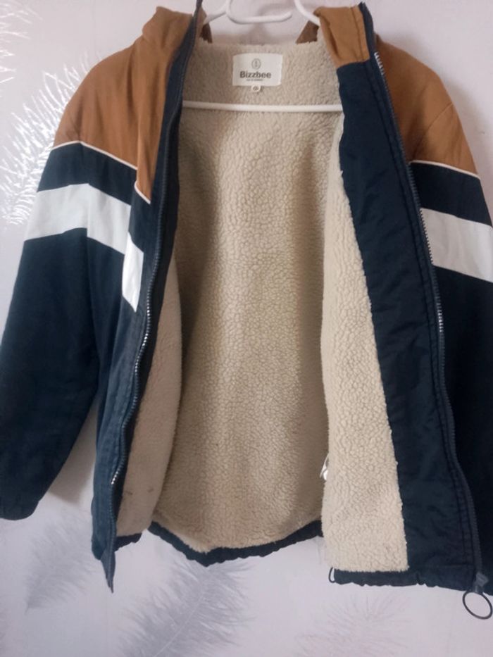 Manteau fourré d'hiver avec bandes marron, blanche, bleu marine foncé à capuche" Bizzbee" taille XS - photo numéro 4