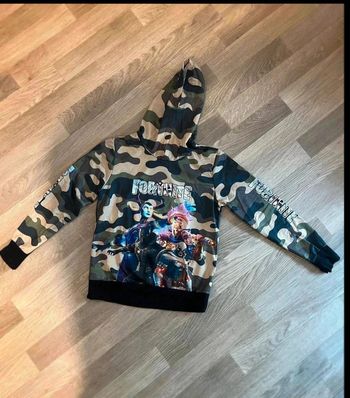 Très jolie sweet pull fin à capuche fortnite taille 8 ans