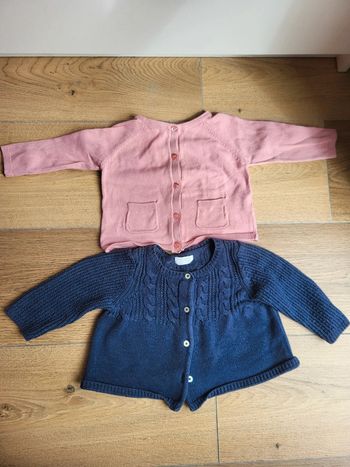 Lot de 2 gilets taille 9 mois