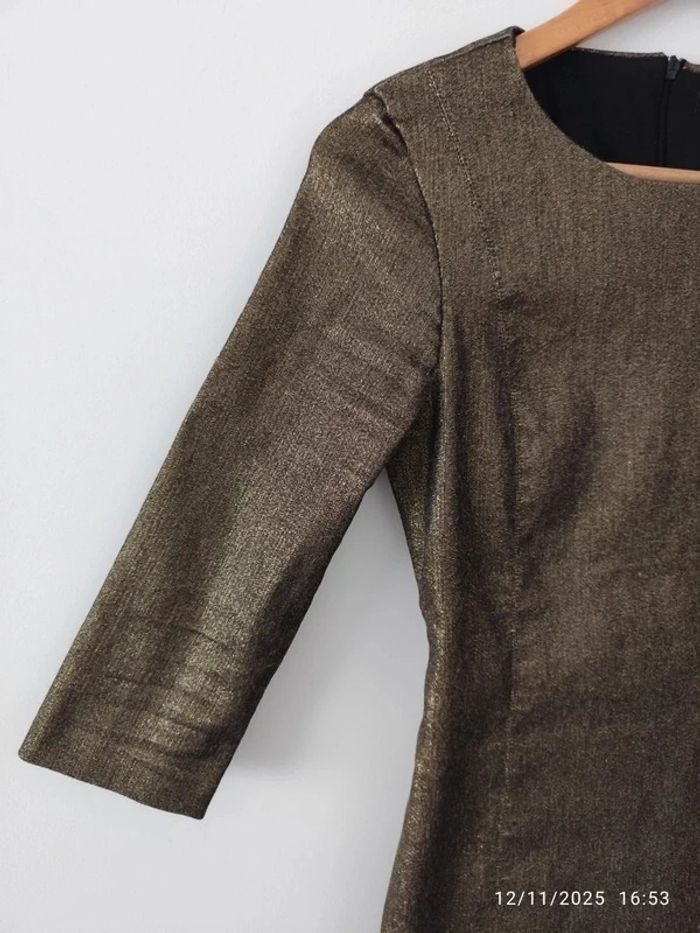 Vestido de fiesta corto dorado brillante de manga 3/4 de Zara - photo numéro 2