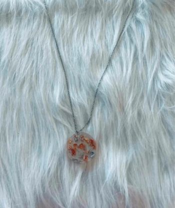 Le pendentif est fait main sur une résine transparente avec feuilles argentées 🥰 dorées et cuivrées