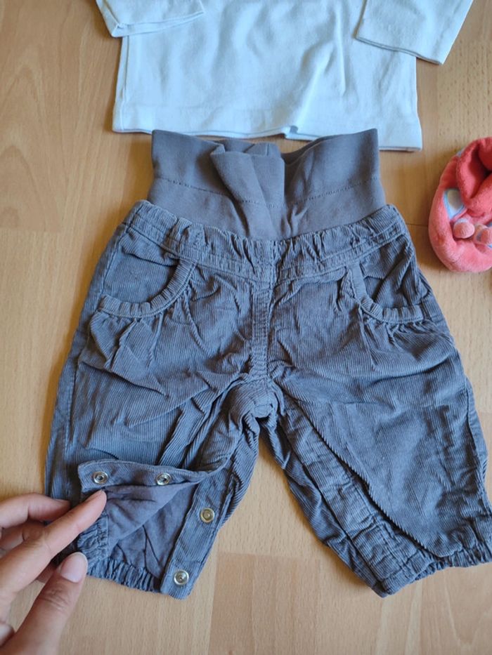 Lot pantalon Vertbaudet en 3M + t-shirt Tout Simplement en 1M + chaussons Zéphir et Zoé - photo numéro 2