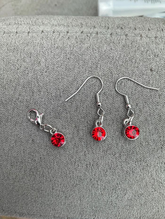 Boucles d’oreilles + breloque rouge neuve