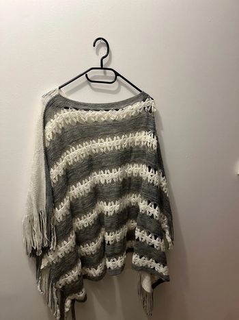 Poncho blanc et gris clair
