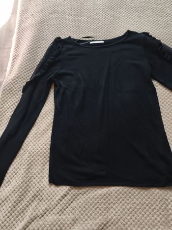 Pull fin noir simple avec manche fantaisie 