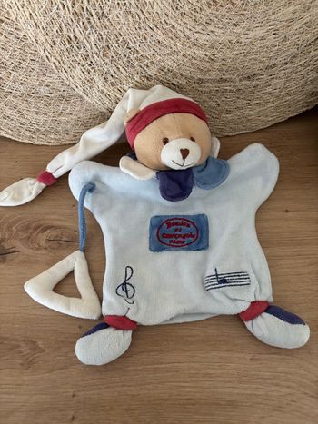 Doudou marionnette ours note musique triangle doudou et compagnie 