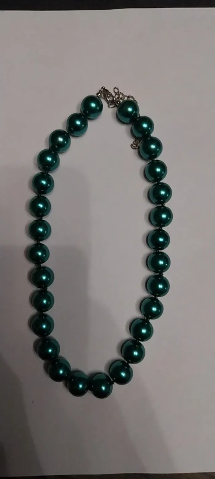 Collier fantaisie en grosses perles vertes.neuf