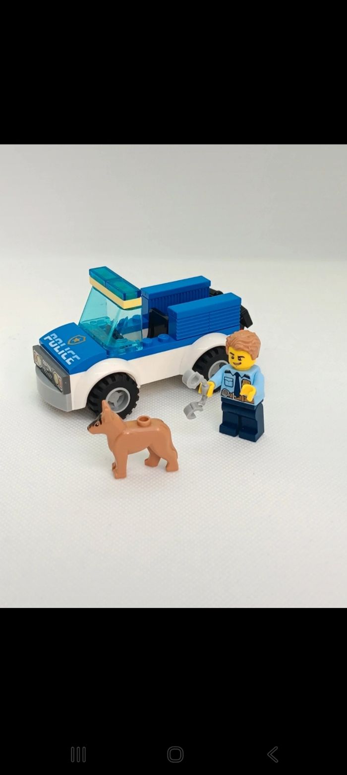 Figurine LEGO city 60241 L’unité cynophile de la Police
Complet - photo numéro 3