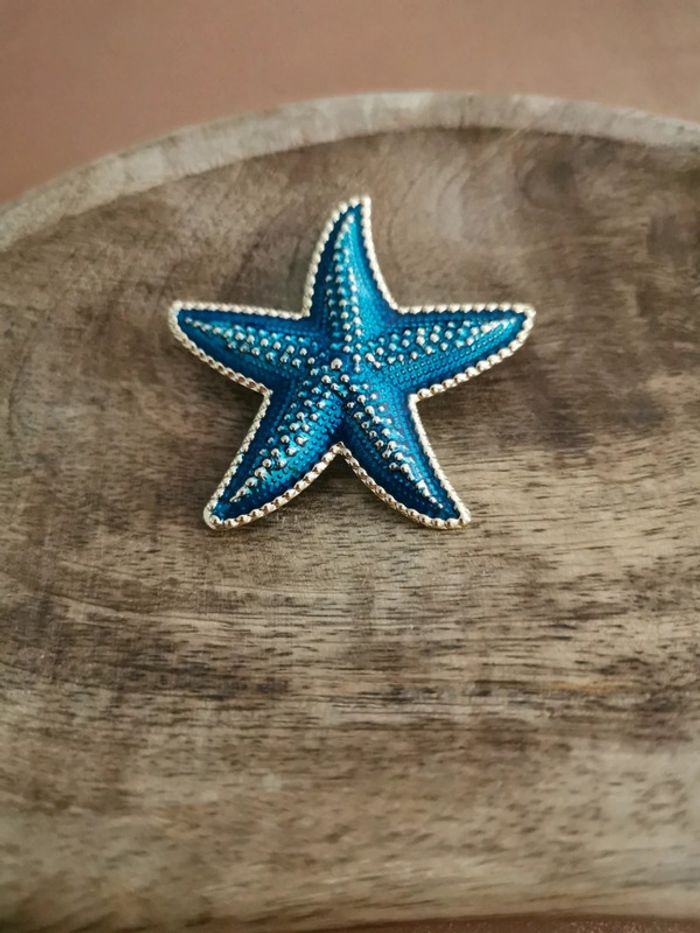 Broche étoile de mer bleue et dorée