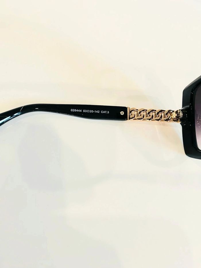 Lunette de soleil femme rectangulaire noire bras en chaîne dorée verres dégradés uvprotection cat 3 - photo numéro 6