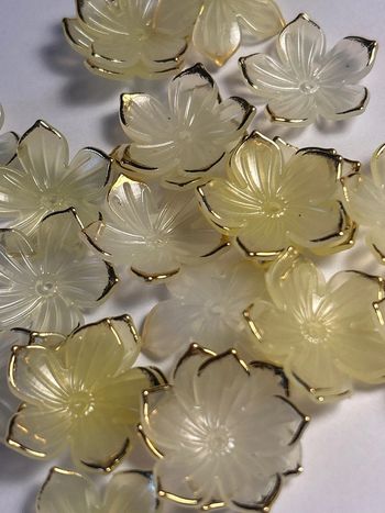 A179, lot de 25 perles fleurs 23mm jaune clair