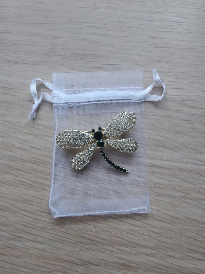 Broche libellule effet diamants