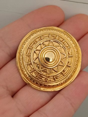 Broche vintage gontie en métal doré