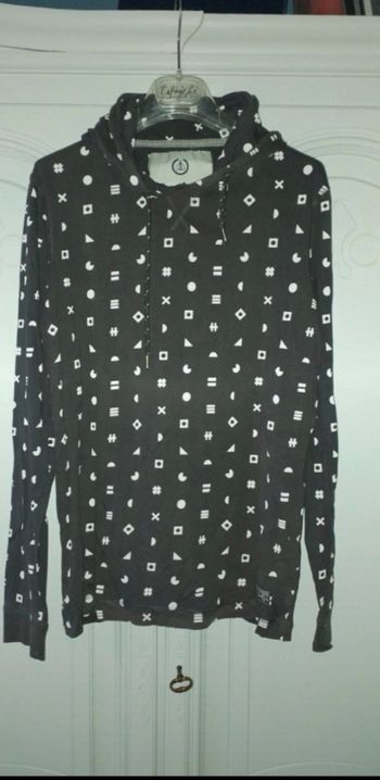 T shirt manches longues et capuche