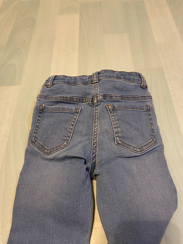 Jeans et tee shirt - photo numéro 3