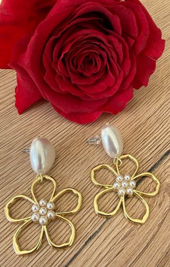 Boucles d’oreilles dorées avec fleur et perles nacrées . 