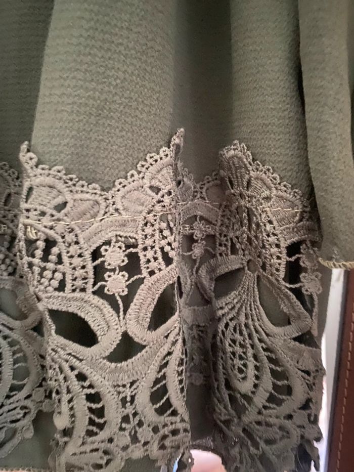 Jolie blouse avec dentelle de couleur kaki - photo numéro 4