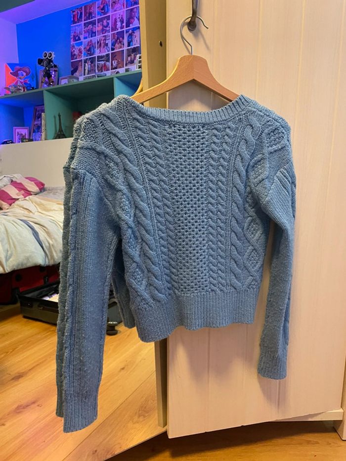 Pull bleu en V - photo numéro 2